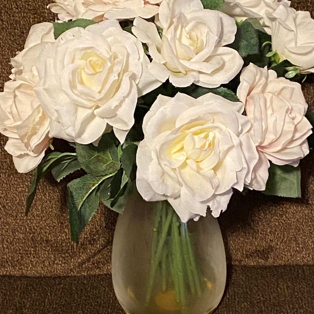 Beautiful Bouquet Of Artificial Cream/White Roses in Glass Vase.